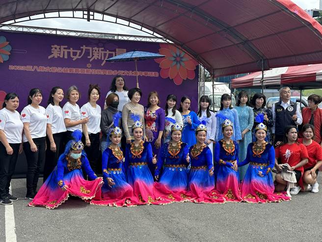 台东新住民异国多元文化嘉年华活动今天登场，活动除了美食摊位、文化体验，还结合公益义卖。（蔡旻妤摄）