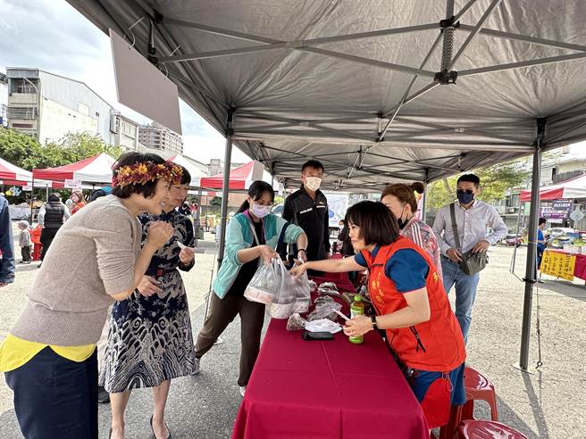 台东新住民异国多元文化嘉年华活动今天登场，活动除了美食摊位、文化体验，还结合公益义卖。（蔡旻妤摄）
