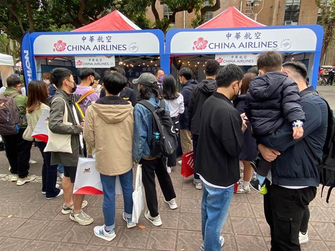 华航前往台大就业博览会设摊位徵才，许多学生对航空业感到好奇。（陈佑诚摄）