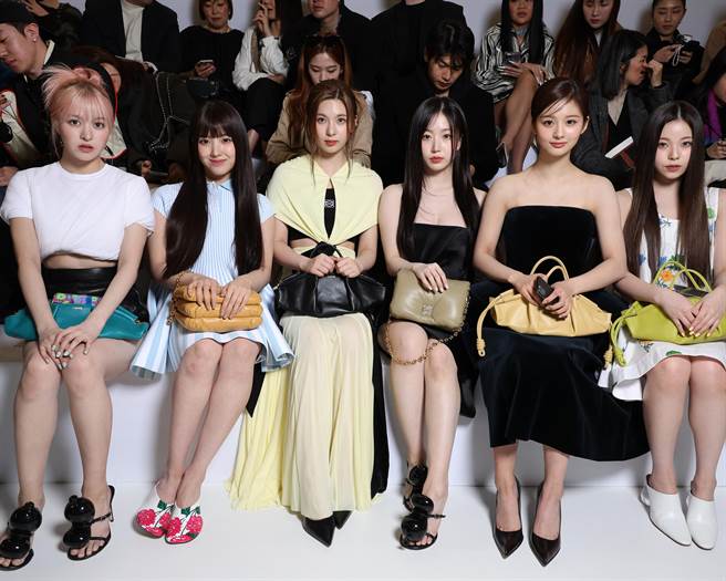 NMIXX团员以各自不同的服装风格现身Loewe大秀，展现品牌强调的多元与风格性。（Loewe提供）