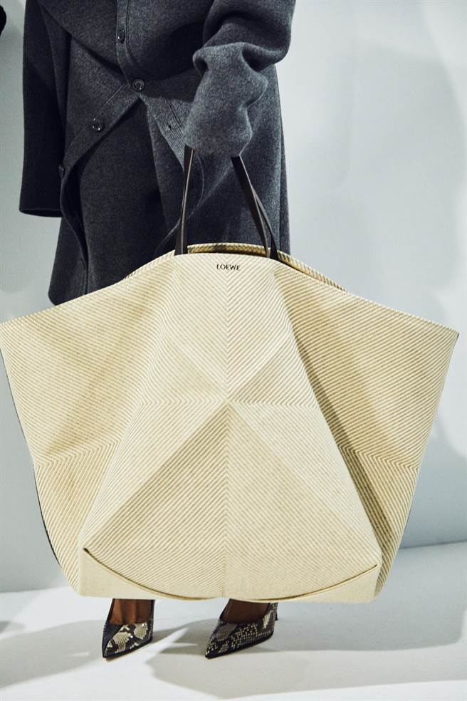 大版托特Puzzle预估会成为本季重点包款之一。（Loewe提供）