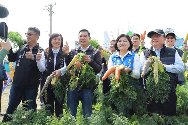 2023 国际台湾胡萝卜日今天举行，右起VDS 活力东势总经理王文星、云林县长张丽善、东势乡长张健福。（周丽兰摄）