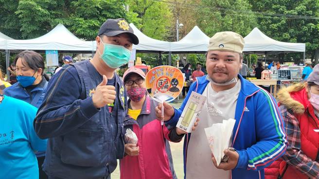 台东县海端乡今天举办三八妇女节嘉年华活动，关山分局设摊宣导防诈、交安。（关山分局提供／蔡旻妤台东传真）