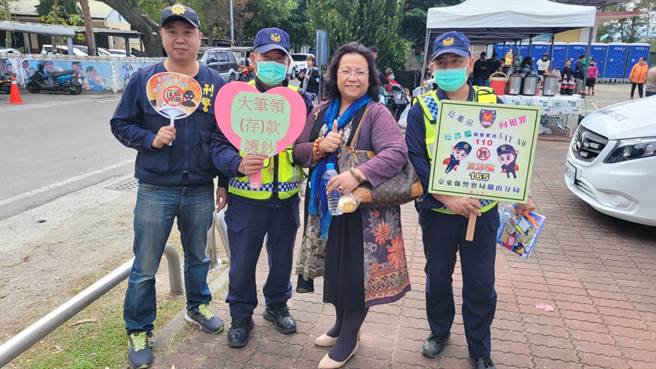 台东县海端乡今天举办三八妇女节嘉年华活动，关山分局设摊宣导防诈、交安。（关山分局提供／蔡旻妤台东传真）