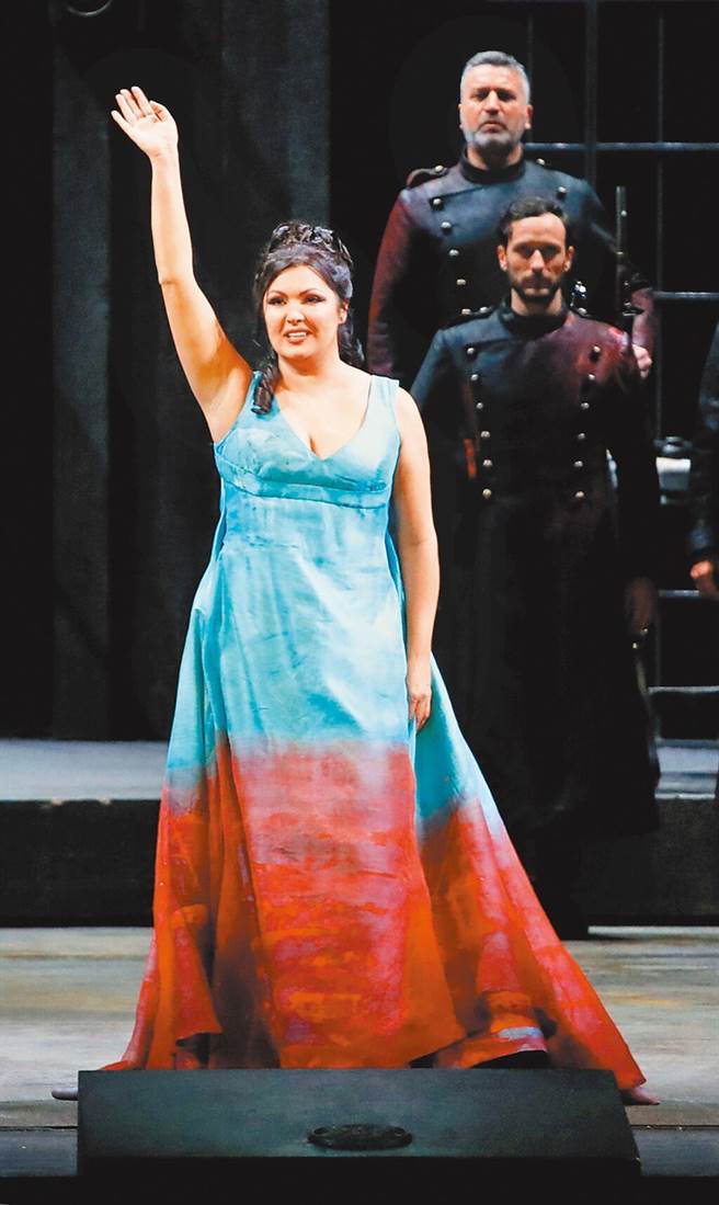 俄國女高音安娜．涅翠柯（Anna Netrebko）原本3月5日要來台灣演出，由於她曾被質疑是親普丁派，主辦單位國家交響樂團表示演出確定取消。圖為涅翠柯表演畫面。（路透）