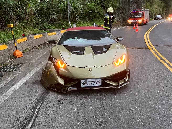 北宜路發生超跑自撞護欄事故。（民眾提供）