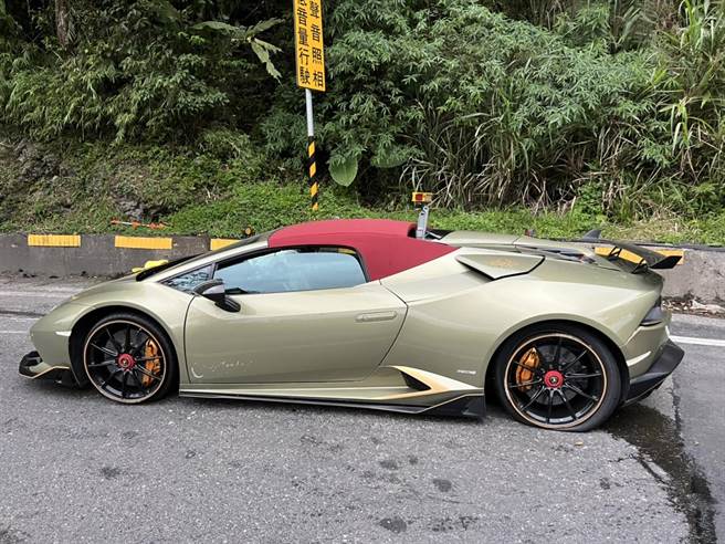 北宜路發生超跑自撞護欄事故。（民眾提供）