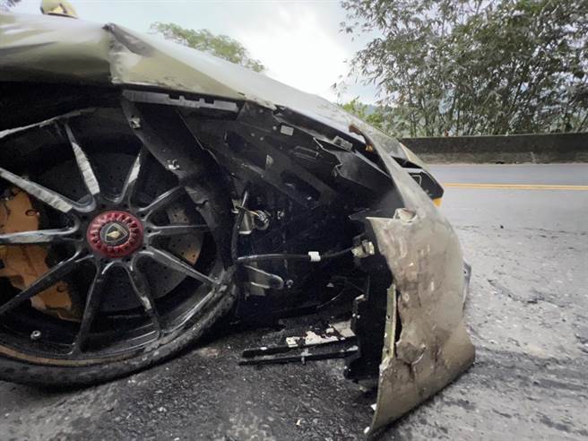 北宜路發生超跑自撞護欄事故。（民眾提供）