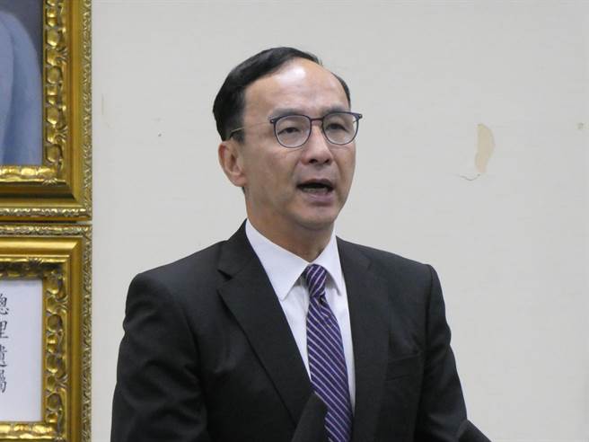 民进党政府推动《全民防卫动员准备法》修法引发朝野质疑，国民党主席朱立伦昨天深夜发文，批评民进党仓促修法逼16岁孩子上战场，请问三军统帅的蔡英文总统，这是一个政府负责任的态度？「票投民进党，孩子上战场」。（周志豪摄）