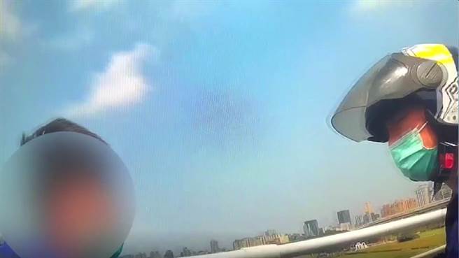 男心情鬱悶站立陸橋 見警崩潰「我可以抱你一下嗎？」（警方提供）