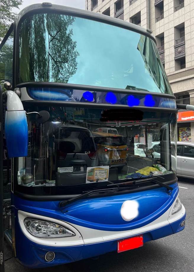 學生交通車完成報備後，需於副駕駛座擋風玻璃前明顯處，放置合格標章以供辨識。（北市教育局提供／張芷瑜台北傳真）