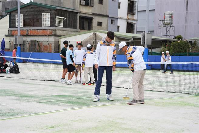 全中运网球场地近日加强补充石英砂，确保赛事顺利进行。（新竹县府提供／邱立雅竹县传真）