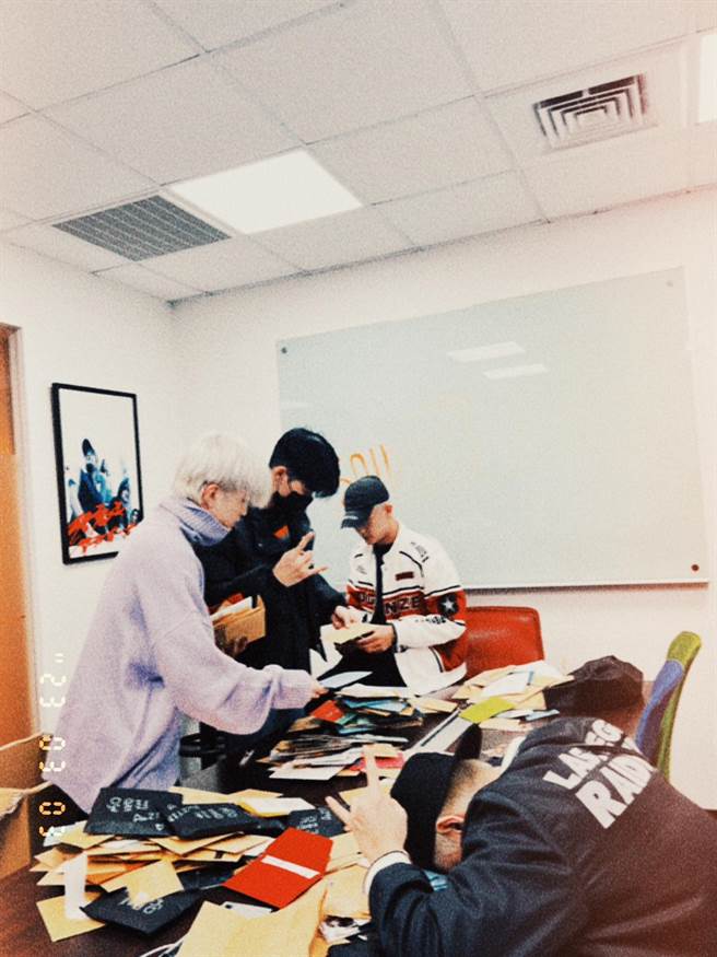 U：NUS昨晚开直播感谢歌迷买票支持。（滚石唱片提供）