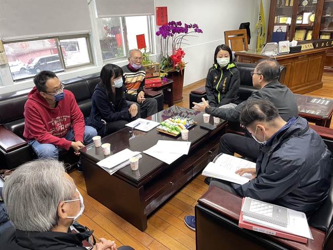 苗栗县政府工务处长古明弘日前拜访通霄镇张可欣讨论新竹客运停驶替代问题。（苗栗县政府提供／谢明俊苗栗传真）