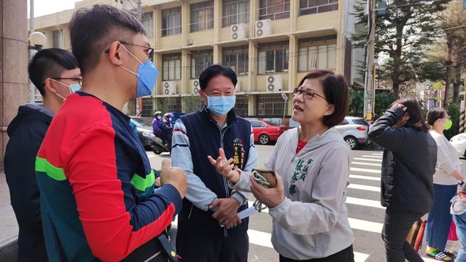 台中市議員張芬郁日前邀集相關單位會勘，要求相關機關透過標線或交通號誌調整解決。（台中市議員張芬郁服務處提供／潘虹恩台中傳真）