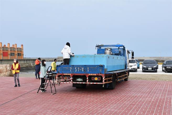 北市福智佛教基金會4日在苗栗縣後龍鎮外埔漁港放流4萬尾魚苗。（謝明俊攝）