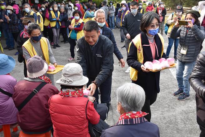 苗栗縣政府農業處長陳樹義代表縣府贈送壽桃給到場參與長輩。（謝明俊攝）