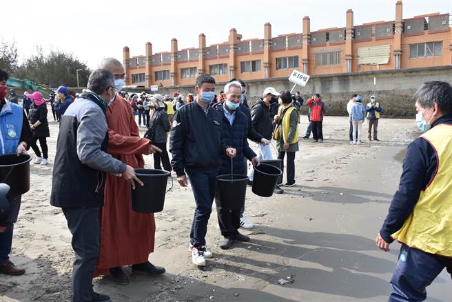 北市福智佛教基金會4日在苗栗縣後龍鎮外埔漁港放流4萬尾魚苗，苗栗縣政府農業處長陳樹義代表參加。（謝明俊攝）