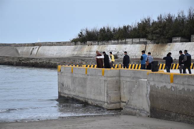 北市福智佛教基金會4日在苗栗縣後龍鎮外埔漁港放流4萬尾魚苗，由主持的大和尚帶領將加持過的甘露灑進大海。（謝明俊攝）