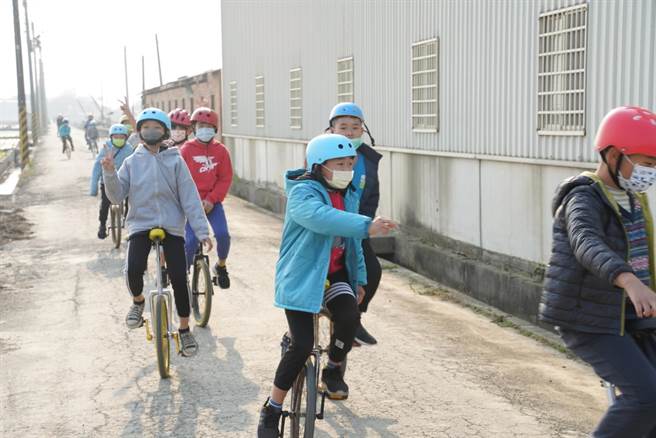 香田国小小朋友一起骑着独轮车，到学区附近的香田育苗中心参观。（郑培华提供／吴建辉彰化传真）