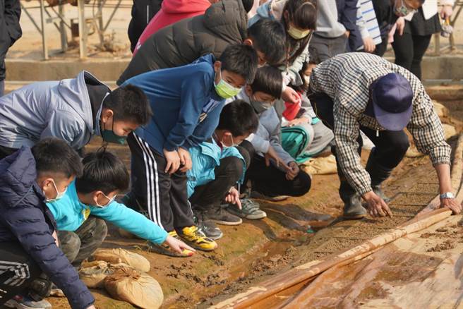 香田国小拥有1.3分的生态田，小朋友亲手种稻，一年耕种两期，还会请鸭农带幼鸭到学校工作吃虫，由此认识鸭间稻友善农法。（郑培华提供／吴建辉彰化传真）