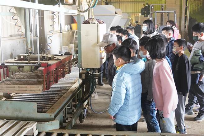 香田国小校长郑培华表示，参观育苗中心让孩子实际看到秧苗培育的过程，小朋友自己设计提问与回答的方式，也能将所学的知识，学习表达出来。（郑培华提供／吴建辉彰化传真） 