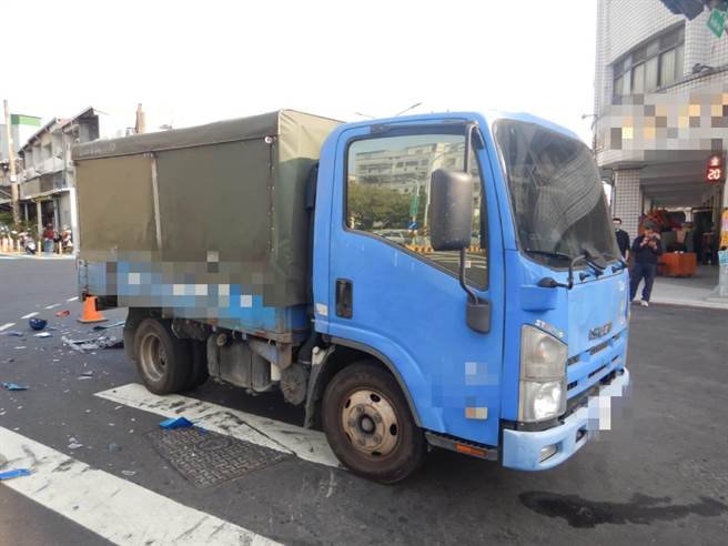 台中市太平区市民大道一段3日下午发生机车、货车相撞事故，周姓骑士手脚多处擦挫伤，送太平国军总医院救护，详细肇事原因尚待警方进一步调查厘清。（民眾提供／潘虹恩台中传真）