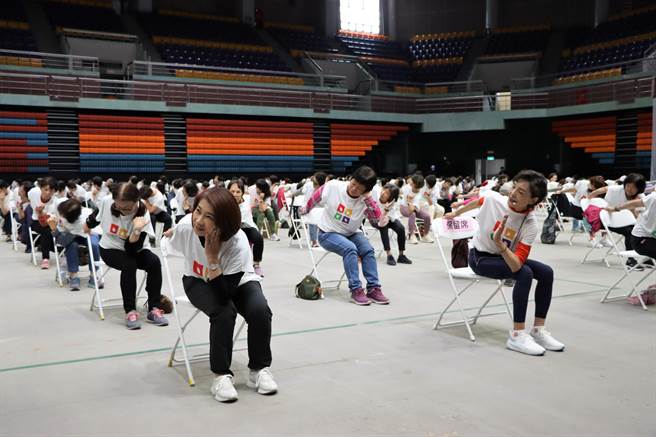妇女节将至，屏东县长周春米4日邀请资深艺人陈淑丽分享精采人生，并在陈的带领下与300名女性在体育馆做瑜珈、进行自我对话。（谢佳潾摄）