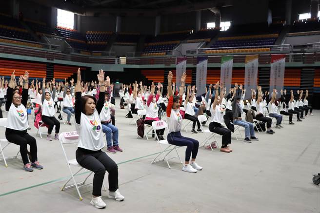 妇女节将至，屏东县长周春米4日邀请资深艺人陈淑丽分享精采人生，并在陈的带领下与300名女性在体育馆做瑜珈、进行自我对话。（谢佳潾摄）
