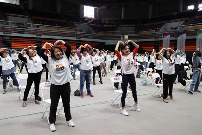 妇女节将至，屏东县长周春米4日邀请资深艺人陈淑丽分享精采人生，并在陈的带领下与300名女性在体育馆做瑜珈、进行自我对话。（谢佳潾摄）