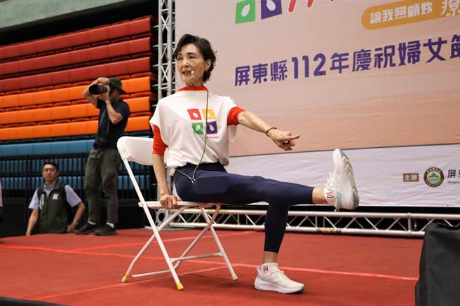 妇女节将至，屏东县长周春米4日邀请资深艺人陈淑丽分享精采人生，并在陈的带领下与300名女性在体育馆做瑜珈、进行自我对话。（谢佳潾摄）
