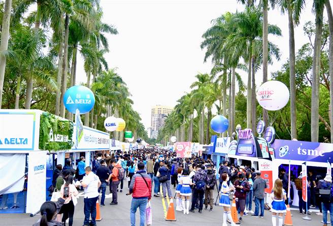 2023台大校園徵才博覽會於今(4)日登場，共計310家企業、448個企業攤位參展，現場熱鬧非凡。(台大提供)