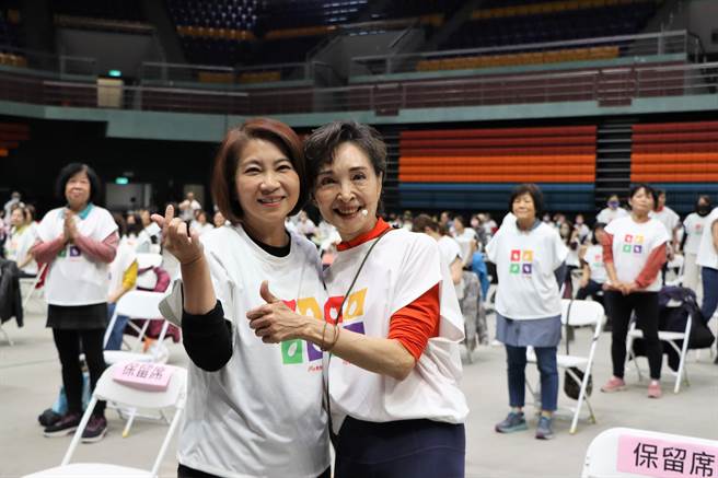 妇女节将至，屏东县长周春米4日邀请资深艺人陈淑丽分享精采人生，并在陈的带领下与300名女性在体育馆做瑜珈、进行自我对话。（谢佳潾摄）