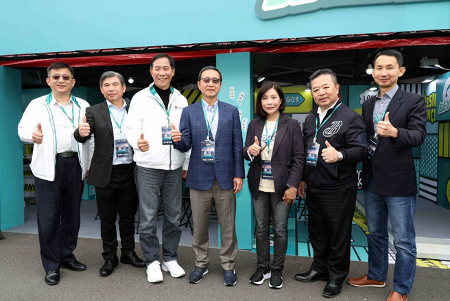 中信金控今日由中信金控总经理陈佳文（中）亲自率领中信金控人资长卓长兴（右二）、中信银行个人金融执行长杨淑惠（右三）、台湾人寿总经理庄中庆（左三）、中信银行人资总管理处总处长魏尔彰（左二）、中信银行企业融资处处长廖淳霖（左一）、中信银行东南亚法金事业处处长黄胜文（右一）前进臺大校园徵才。(图／中信金控提供)