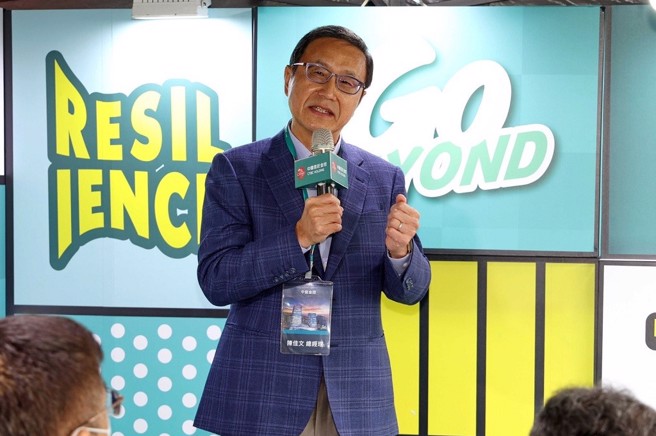 中信金控今日由总经理陈佳文亲自率队参加「VISION 2023臺大校园徵才博览会」，走进校园与青年学子近距离互动。(图／中信金控提供)