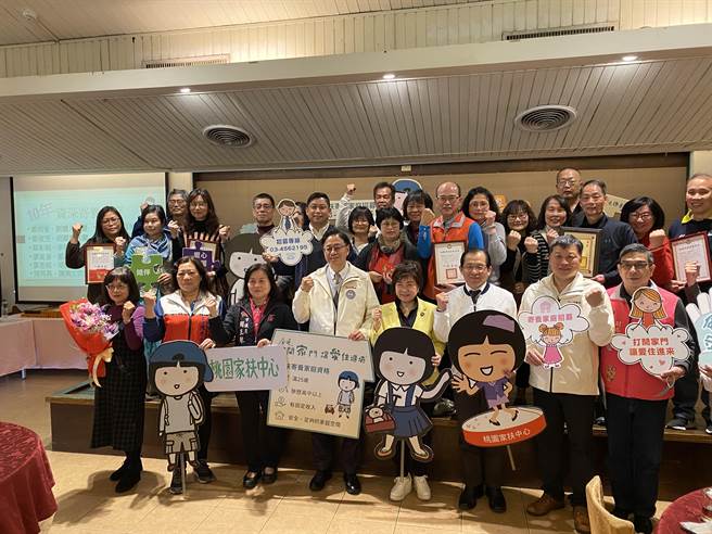 桃市府社會局與桃園家扶中心今舉行桃園市112年寄養家庭及親屬家庭授證暨聯誼活動。（蔡明亘攝）