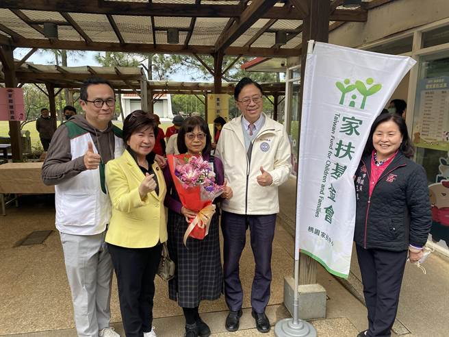 蕭秋霞（中）分享照顧寄養童的15年心聲。（蔡明亘攝）