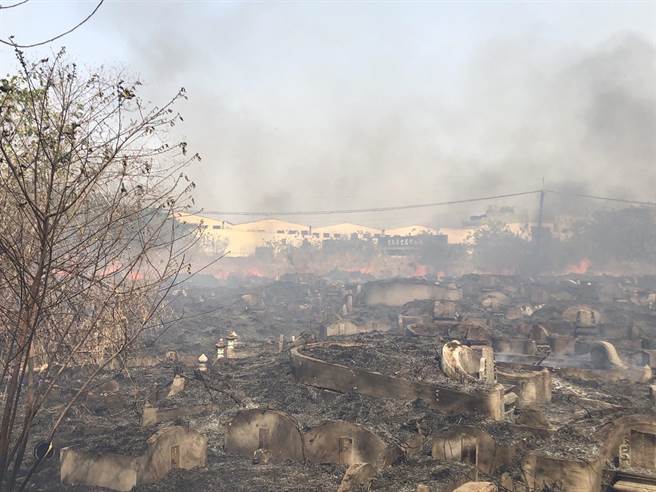 台中市太平、大里交界的第二公墓4日上午传出火警，台中市消防局获报立即出动消防车11辆、消防人员共26人前往救火。（台中市消防局提供／潘虹恩台中传真）