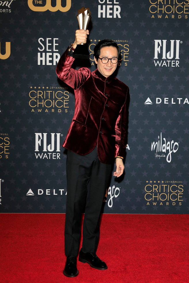 关继威凭《妈的多重宇宙》获得影评人票选奖最佳男主角。（图/达志影像）