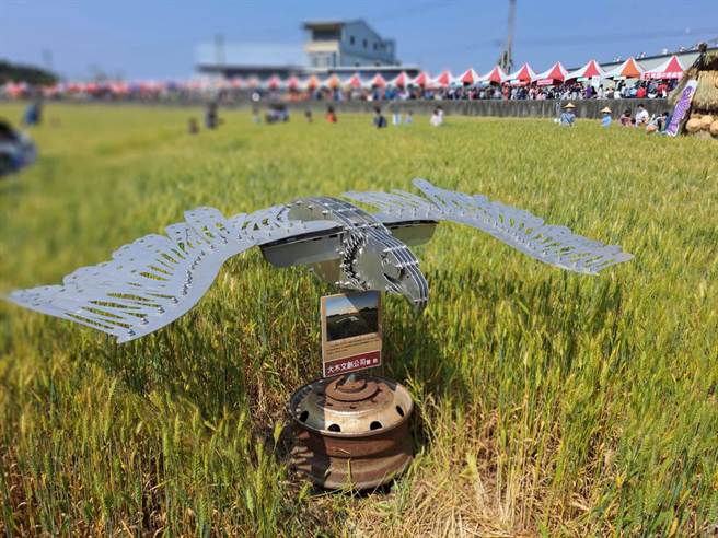 大雅區小麥文化節今年邁入第20年，活動現場吸引大批親子及民眾前往麥田自拍留影，感受浪漫愜意的春天。（陳世宗攝）。