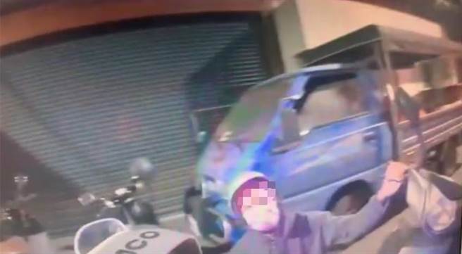 高雄楠梓39岁吴姓男子酒驾被逮，他下跪向警方求饶。（翻摄照片／林瑞益高雄传真）