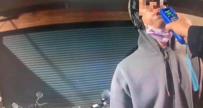 高雄楠梓39岁吴姓男子酒驾被逮，他见向警方求情无用，才乖乖配合酒测。（翻摄照片／林瑞益高雄传真）