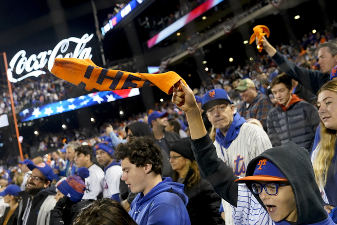 大都会球迷挥舞毛巾。（美联社资料照）