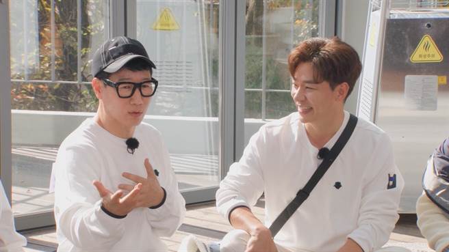 池锡辰（左）自夸是坏男人代表，朴丙垠亏他只是坏家伙。（中视、中天综合台提供）