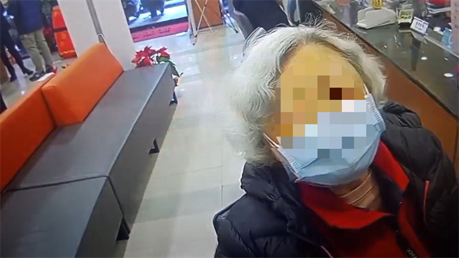 老妇觉得警察麻烦，2小时后又跑回银行。（警方提供）