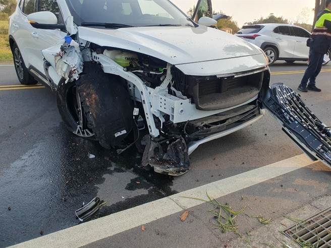 金门环岛北路3日下午陈姓女驾驶疑似因身体状况不佳，导致自撞路边行道树意外。(图／警方提供)