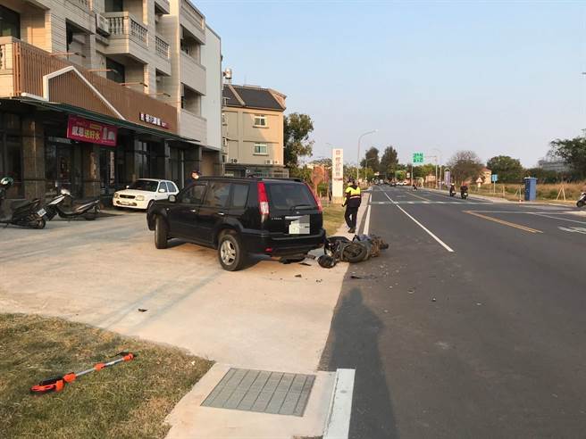 金门环岛北路3日下午潘姓男子驾驶自小客车与蒋姓男子所骑机车又发生碰撞。(图／警方提供)