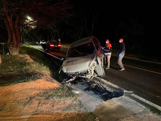 3日晚间金寧乡琼安路咙口路段1名吕姓男子酒驾自撞受困车内，经救出后送医并依法送办。(图／警方提供)