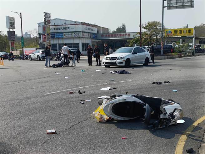 4日下午金寧乡榜林圆环又发生一起严重车祸，白色宾士与机车发生严重碰撞，机车骑士当场喷飞躺卧血泊当中。(图／民眾提供)