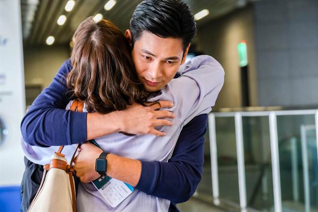 《再见之后》最终回杨子仪拥抱黄姵嘉。（公视台语台提供）